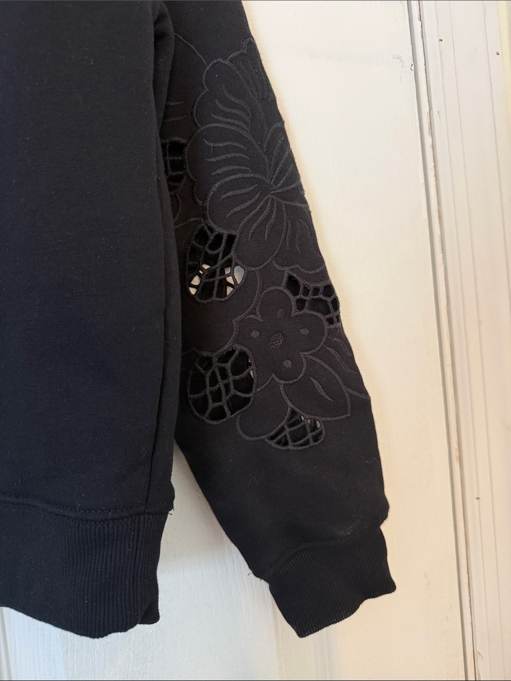Bailey 44 Black Floral Cutout Sleeve Sweatshirt Pullover Crew Neck Size Small - Picture 5 of 9
